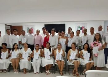 Toma protesta Alejandro Bravo a integrantes del Comité de Zihuatanejo