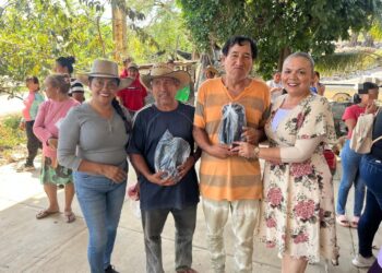 Continua la entrega de despensas y calzado en comunidades de La Unión como parte de programa de apoyo social