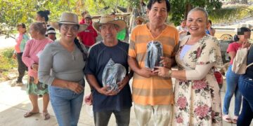 Continua la entrega de despensas y calzado en comunidades de La Unión como parte de programa de apoyo social