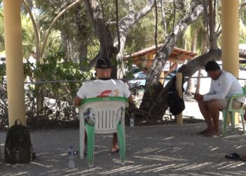 Meseros de la Isla de Ixtapa piden bancas para mejorar imagen y condiciones de trabajo