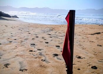 Alerta Capitanía de Puerto por evento de mar de fondo en Zihuatanejo