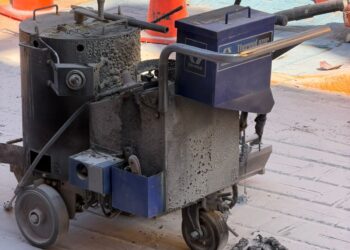 Se incendia máquina utilizada para pintar pasos peatonales en Zihuatanejo