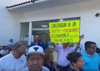 Maestros exigen hospital de especialidades del ISSSTE en Zihuatanejo durante protesta en Agua de Correa