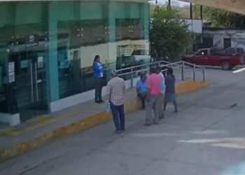 Denuncian cobros indebidos a adultos mayores en Banco del Bienestar de Coahuayutla