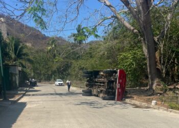 Vuelca tractocamión en colonia La Ropa; vecinos reportan falta de luz