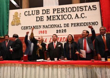 Acude Beatriz Mojica al Premio Nacional de Periodismo