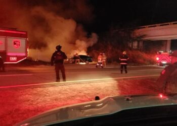 Incendio de vehículo moviliza a bomberos en bulevar Zihuatanejo–Aeropuerto