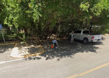 Roban pertenencias a turistas en el estacionamiento de Playa La Ropa