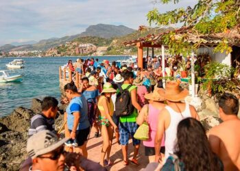 Prescinden visitantes de guías de turistas en Zihuatanejo debido a las redes sociales