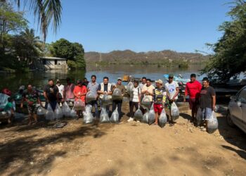 Entregan equipamiento y liberan mojarras en la presa La Villita