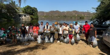 Entregan equipamiento y liberan mojarras en la presa La Villita