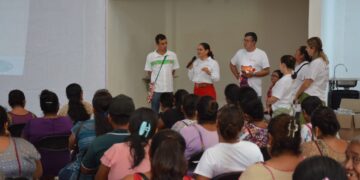 Capacitan a mujeres amuzgas de Tlacoachistlahuaca para fortalecer sus habilidades empresariales