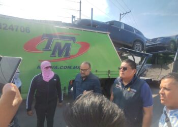 Funcionarios de la SEG atienden bloqueo de normalistas de Ayotzinapa en Chilpancingo