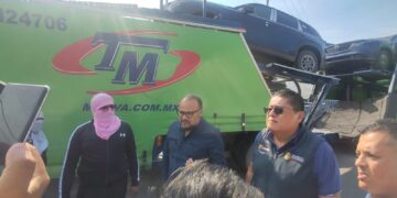 Funcionarios de la SEG atienden bloqueo de normalistas de Ayotzinapa en Chilpancingo