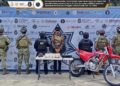 Asegura SSP Guerrero presunta droga y motocicleta; hay un detenido en Zihuatanejo