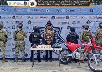 Asegura SSP Guerrero presunta droga y motocicleta; hay un detenido en Zihuatanejo