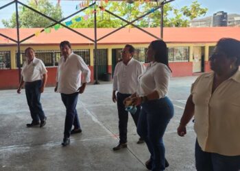 Visita Alejandro Bravo la secundaria Carolina Coronado