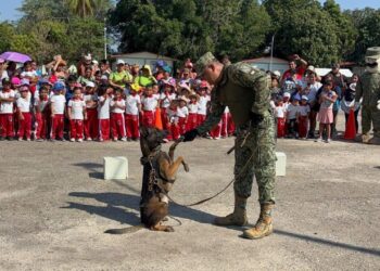 Promueve Ejército cercanía social con estudiantes de Petatlán