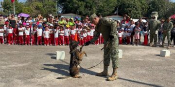 Promueve Ejército cercanía social con estudiantes de Petatlán