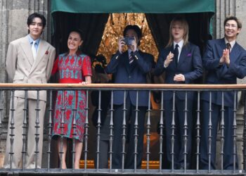 “LA MÚSICA Y LOS VALORES UNEN A MÉXICO Y COREA DEL SUR”: PRESIDENTA CLAUDIA SHEINBAUM RECIBE A BTS EN PALACIO NACIONAL