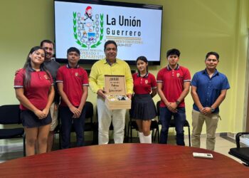 Alcalde José Francisco Suazo Espino recibe invitación para ser padrino de generación de la Preparatoria No. 42 de la Universidad Autónoma de Guerrero