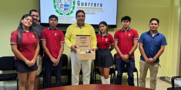 Alcalde José Francisco Suazo Espino recibe invitación para ser padrino de generación de la Preparatoria No. 42 de la Universidad Autónoma de Guerrero