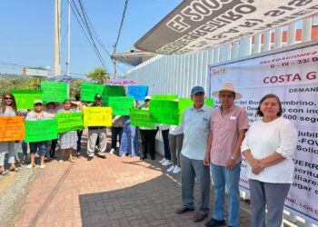 Jubilados y pensionados vuelven a tomar la oficina de finanzas en Zihuatanejo