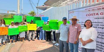 Jubilados y pensionados vuelven a tomar la oficina de finanzas en Zihuatanejo
