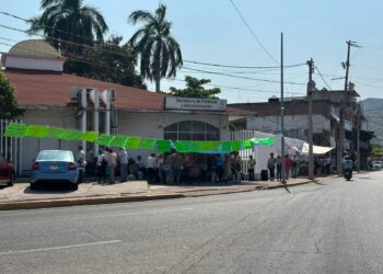 Jubilados del SNTE mantienen toma de oficinas de Finanzas en Zihuatanejo y advierten endurecer protestas