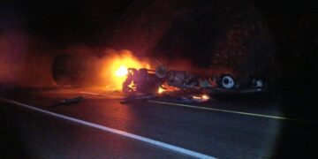 Volcadura e incendio de pipa deja dos muertos en la autopista Siglo XXI