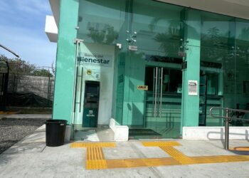 Adultos mayores denuncian riesgos en cajero bancario de Ixtapa