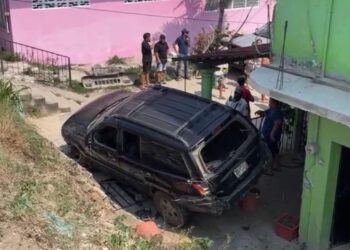 Familia vuelca camioneta en Coyuca de Benítez cuando llevaba a menor picado por un alacrán al hospital