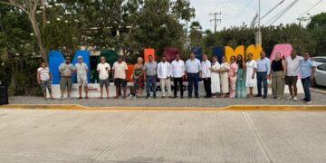 José Francisco Suazo encabeza develacion de letras turísticas de Troncones y La Majahua en La Unión