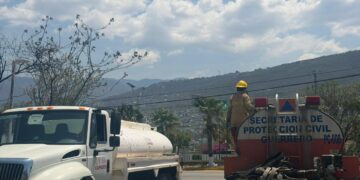 Gobierno del estado refuerza labores para sofocar incendio en relleno sanitario del Huiteco