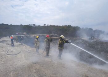 Refuerza SGIRPCGRO combate a incendio en basurero de Chilpancingo con brigadas de tres regiones operativas