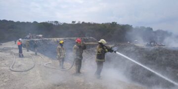 Refuerza SGIRPCGRO combate a incendio en basurero de Chilpancingo con brigadas de tres regiones operativas 