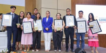 Entrega  Evelyn Salgado Pineda el Premio al Mérito Juvenil a jóvenes que inspiran a Guerrero