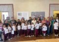 Arte y juego se encuentran en Taxco: niñas y niños exploran la exposición “Piedras que dibujan”