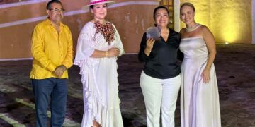 Reconoce Abelina López el papel de mujeres empresarias en la economía del país