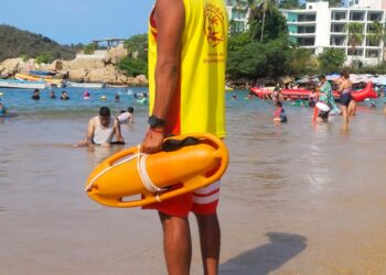 Guardavidas refuerzan vigilancia permanente en playas de Acapulco