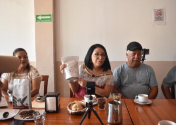 Se reúne Esthela Damián con caficultores de Atoyac