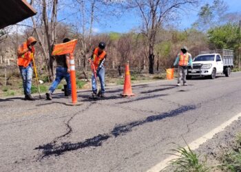 Realizan trabajos de bacheo en acceso principal a la cabecera municipal de La Unión