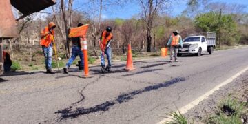 Realizan trabajos de bacheo en acceso principal a la cabecera municipal de La Unión