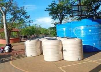Apoyos Entregan tinacos a familias de Troncones mediante gestión del gobierno municipal de La Unión con la Congregación Mariana Trinitaria