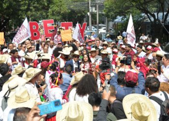 Acompañada por un millar de guerrerenses, Beatriz Mojica se registra al proceso interno de Morena