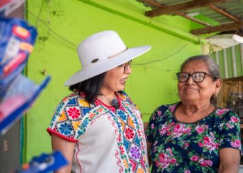ESTHELA DAMIÁN TOCA PUERTA POR PUERTA EN LA COLONIA EMILIANO ZAPATA EN DEFENSA DE LA SOBERANÍA NACIONAL E INVITA A PARTICIPAR EN LA MAGNA ASAMBLEA DEL 4 DE JULIO EN ACAPULCO