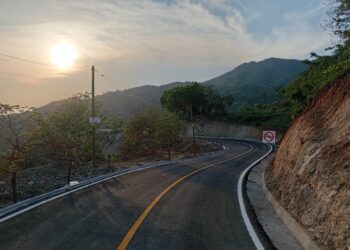 El gobierno del estado fortalece la conectividad en Tecoanapa con obra carretera en beneficio de más de 18 mil habitantes