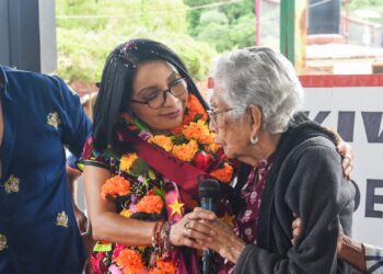 ¡LA MONTAÑA ALTA SE ENCIENDE POR LA TRANSFORMACIÓN! CON MÚSICA Y DANZANTES DE OLINALÁ, TLAPA DE COMONFORT RECIBE A ESTHELA DAMIÁN