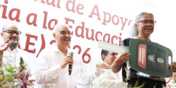 Reconoce Gobierno de Guerrero la trayectoria de más de mil trabajadores de apoyo a la educación