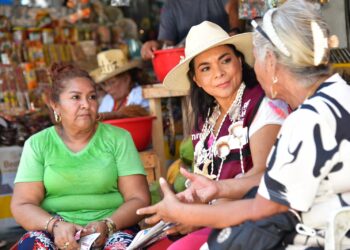 “Estamos con Bety porque es la que camina con nosotros”: le dice comerciante de La Vacacional a Beatriz Mojica.